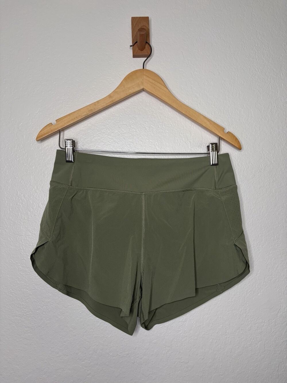 Athleta Run With It 3.5” Sage Green Short Size Small Athletic Workout Running